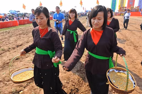 Các thông nữ gieo hạt cầu mong cho một năm mưa thuận gió hòa, mùa màng tươi tốt. Ảnh: Minh Đức- TTXVN