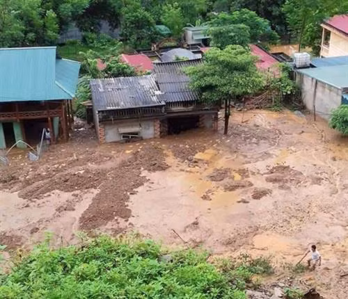 Nhiều nhà dân tại bản Co Me, xã Trung Sơn (Thanh Hóa) bị lấp bởi bùn đất. Ảnh: baonhandao.vn