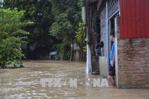 Khu dân cư ở dân phố 25 phường Mường Thanh ngập sâu trong nước. Ảnh: Xuân Tư - TTXVN