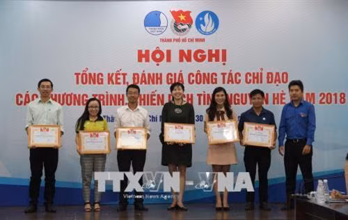Trao tặng Bằng khen của Thành đoàn Thành phố Hồ Chí Minh cho các tập thể. Ảnh: Xuân Dự - TTXVN