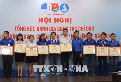 Trao tặng Bằng khen của Hội liên hiệp Thanh niên Việt Nam cho các cá nhân, tập thể. Ảnh: Xuân Dự - TTXVN