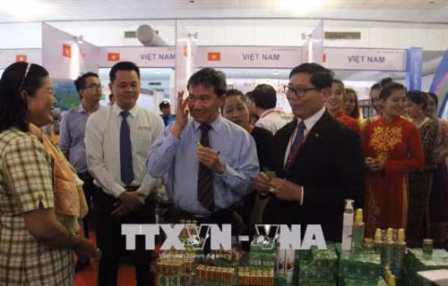 Các đại biểu tham quan các gian hàng tại Hội chợ triển lãm quốc tế ASEAN 2018 tại Thành phố Hồ Chí Minh lần 2. Ảnh: Xuân Dự - TTXVN