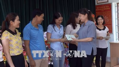 Các cơ quan, đơn vị tại tỉnh Sơn La bàn giao sổ Bảo hiểm cho cán bộ, viên chức. Ảnh: Hữu Quyết - TTXVN