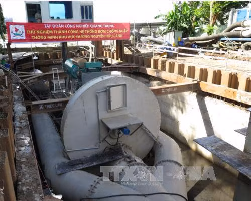 Máy bơm ly tâm được đặt thí điểm tại điểm ngập trên đường Nguyễn Hữu Cảnh. Ảnh: Hoàng Hải-TTXVN