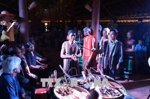 Già làng tiến hành lễ cúng. Ảnh: Ngọc Minh - TTXVN