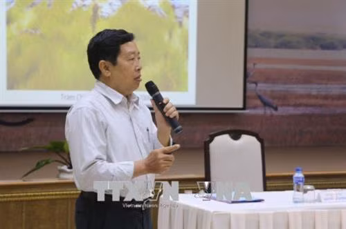 Ông Dương Văn Ni (Khoa Môi trường và Tài nguyên thiên nhiên - Đại học Cần Thơ) phát biểu tại Hội thảo. Ảnh : Nguyễn Văn Trí - TTXVN