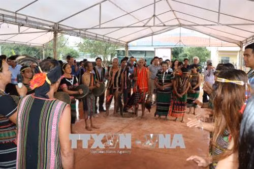 Gia chủ làm nghi lễ đón bạn. Ảnh: Ngọc Minh - TTXVN