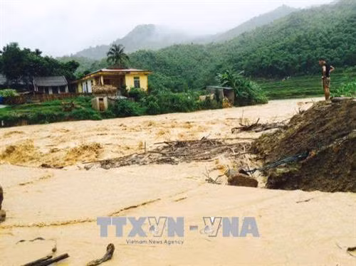 Nước lũ dâng cao tại xã Sơn Hà, huyện Quan Sơn. Ảnh: TTXVN/phát