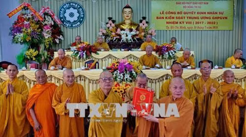 Hòa thượng Thích Thiện Nhơn (hàng đầu, bên phải), Chủ tịch Hội đồng trị sự Giáo hội Phật giáo Việt Nam trao quyết định bổ nhiệm Hòa thượng Thích Thiện Tánh, giữ chức Trưởng Ban Kiểm soát Trung ương Giáo hội Phật giáo Việt Nam. Ảnh: Thế Anh-TTXVN