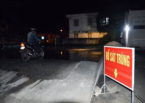 Tất cả các phương tiện di chuyển vào tỉnh Cà Mau đều phải qua hố tiêu độc, khử trùng. Ảnh: Thế Anh - TTXVN