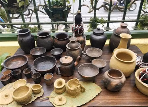 Sản phẩm gốm của người Bahnar tại triển lãm ở Hà Nội. Ảnh Hà Linh -TTXVN