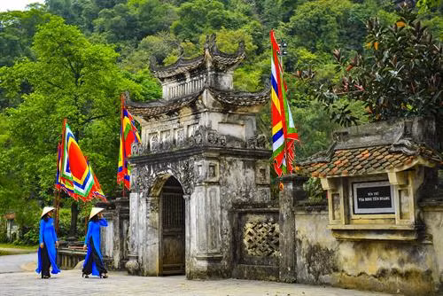 Đền Đinh Tiên Hoàng là một công trình kiến trúc độc đáo với nhiều cổ vật quý hiếm được bảo tồn, như gạch xây cung điện có khắc chữ Đại Việt quốc quân thành chuyên, cột kinh Phật khắc chữ Phạn, các bài bia ký… Ảnh: Minh Đức - TTXVN