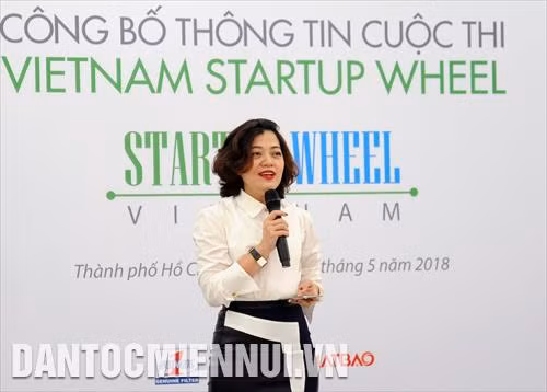 Bà Trương Lý Hoàng Phi, Giám đốc Trung tâm Hỗ trợ Thanh niên Khởi nghiệp (BSSC) chia sẻ thông tin về cuộc thi VIETNAM STARTUP WHEEL 2018. Ảnh: An Hiếu