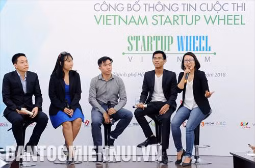 Các thí sinh đạt giải cao cuộc thi VIETNAM STARTUP WHEEL năm 2015, 2016, 2017 chia sẽ kinh nghiệm tại buổi Họp báo. Ảnh: An Hiếu