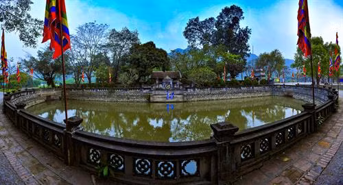 Đền vua Đinh được xây dựng theo kiểu đăng đối trên trục thần đạo. Bắt đầu từ hồ bán nguyệt và kết thúc ở Chính cung. Hồ bán nguyệt xây dựng theo kiểu kiến trúc cung đình xưa. Ảnh: Minh Đức - TTXVN