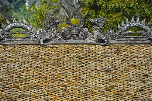 Đền được lợp ngói âm dương, trên nóc có hình "lưỡng long chầu nguyệt". Ảnh: Minh Đức - TTXVN