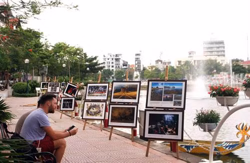 Du khách nước ngoài nghỉ chân trên phố đi bộ Trịnh Công Sơn. Ảnh: Thanh Hoa- TTXVN