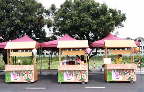 Các gian hàng tại phố đi bộ Trịnh Công Sơn sẽ bán những món ăn đặc sản của quận Tây Hồ như xôi Phú Thượng, bánh tôm Hồ Tây, bún ốc và đặc sản các miền. Ảnh: Quang Quyết-TTXVN