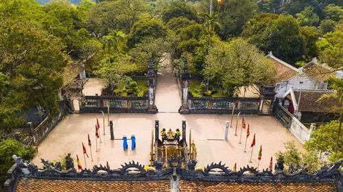Trải qua hàng trăm năm với nhiều biến cố, thăng trầm của lịch sử, đến nay đền thờ vẫn giữ được nguyên vẻ đẹp cổ kính, uy nghi. Ảnh: Minh Đức - TTXVN