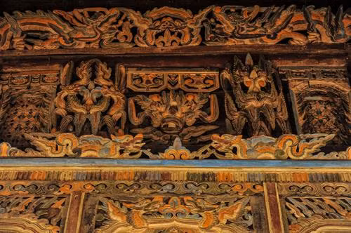 Một bức tranh sống động được chạm khắc lên gỗ do các nghệ nhân từ thế kỷ 17 thể hiện nét cổ kính, di sản quý giá còn lưu giữ lại được hàng trăm năm qua trong đền. Ảnh: Minh Đức - TTXVN