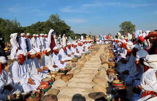 Động (nghĩa địa) của người Chăm thường nằm ở động cát cao, xa khu dân cư. Ảnh: Nguyễn Thanh - TTXVN Từng gia đình bày biện đồ cúng và ngồi vòng tròn quanh mộ theo từng dòng tộc người Chăm. Ảnh: Nguyễn Thanh - TTXVN Đồng bào Chăm theo đạo Bà Ni ở Bình Thuận đọc kinh, cúng bái tổ tiên trong ngày Tết Ramưwan. Ảnh: Nguyễn Thanh - TTXVN
