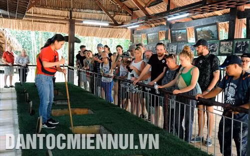 Du khách quốc tế tham quan khu di tích lịch sử đia đạo Củ Chi (TP.HCM)