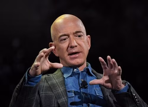 Jeff Bezos - nhà sáng lập và CEO hãng bán lẻ trực tuyến Amazon - vẫn vững vàng ở vị trí người giàu nhất thế giới với tài sản định giá lên tới 155,2 tỷ USD. Ảnh: forbes.com