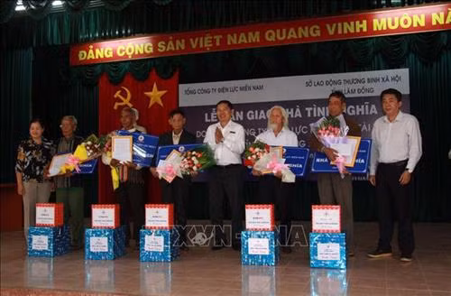 Lễ trao nhà tình nghĩa cho các hộ gia đình chính sách, gia đình có hoàn cảnh đặc biệt khó khăn trên địa bàn huyện Đam Rông (Lâm Đồng). Ảnh: Đặng Tuấn – TTXVN