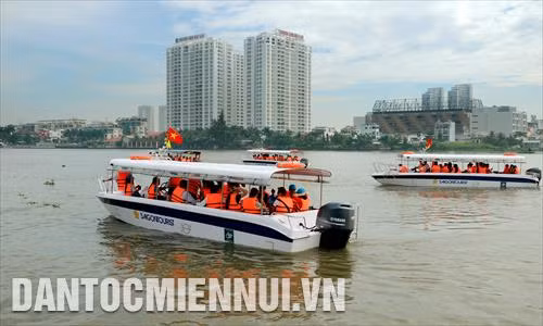 Du khách quốc tế tham quan, trải nghiệm tuyến du lịch đường thủy TP.HCM bằng ca nô
