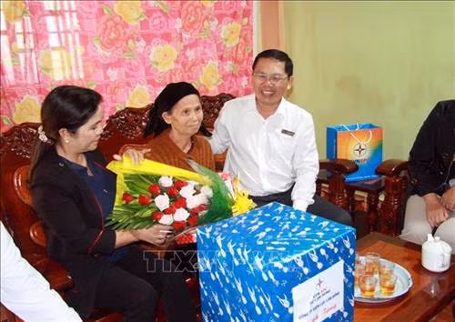 Bàn giao 15 nhà tình nghĩa cho các hộ gia đình chính sách, gia đình có hoàn cảnh đặc biệt khó khăn trên địa bàn huyện Đam Rông. Ảnh: Đặng Tuấn – TTXVN
