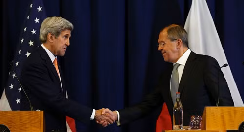 Ngoại trưởng Nga Sergei Lavrov và Ngoại trưởng Mỹ John Kerry (trái) tại cuộc họp báo chung sau cuộc gặp ở Geneva. AFP/TTXVN
