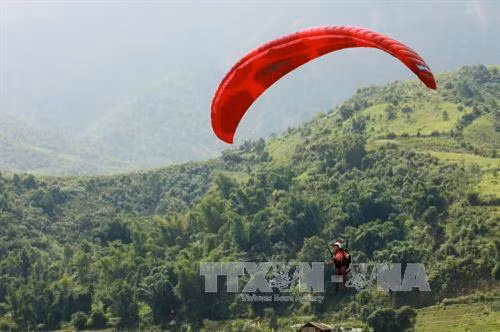 Các phi công bay lượn tại đèo Khau Phạ. Ảnh: Thế Duyệt – TTXVN