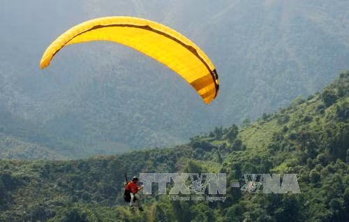 Các phi công bay lượn tại đèo Khau Phạ. Ảnh: Thế Duyệt – TTXVN