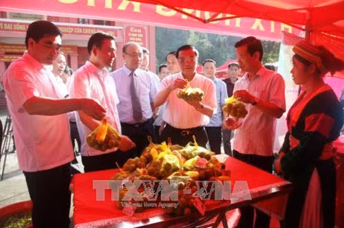 Bộ trưởng Bộ Khoa học và Công nghệ Chu Ngọc Anh và các đại biểu thăm quan sản phẩm hồng không hạt Quản Bạ. Ảnh: Minh Tâm - TTXVN