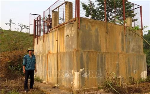 Công trình cấp nước sinh hoạt tập trung thôn 10 Minh Tiến sau khi sử dụng hơn 1 tháng đã ngừng hoạt động. Ảnh: Văn Tý-TTXVN