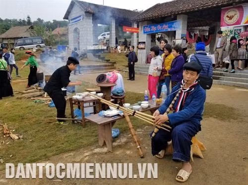 Văn hóa xuống chợ của đồng bào Mông được tái hiện