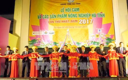 Phó Thủ tướng Vương Đình Huệ và các đại biểu cắt băng khai trương lễ hội. Ảnh: Công Tường-TTXVN