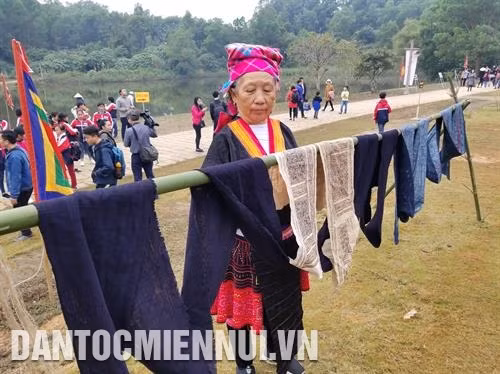 Nghề dệt vải lanh truyền thống của đồng bào Mông được giới thiệu tại phiên chợ