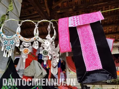 Đồ trang sức của đồng bào Mông được trưng bày giới thiệu tại phiên chợ