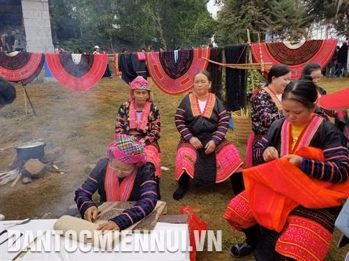 Đồng bào Mông trình diễn in hoa văn trên vải bằng sáp ong và thêu truyền thống