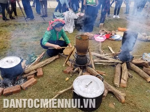 Ẩm thực đồ xôi màu được chế biến ngay tại không gian chợ