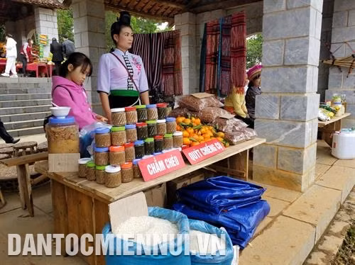 Các sản vật đặc sắc của đồng bào được giới thiệu tại phiên chợ