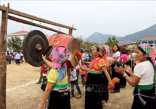 Du khách cùng người dân địa phương tham gia chơi Trống và Chiêng. Ảnh: Quý Trung – TTXVN Môn thi đẩy gậy tại lễ hội. Ảnh: Quý Trung - TTXVN Phần thi môn kéo co tại lễ hội. Ảnh: Quý Trung - TTXVN Các đội trình bày phần thi ẩm thực với các món ăn dân tộc. Ảnh: Quý Trung – TTXVN Ban tổ chức chấm thi ở nội dung ẩm thực của các xã tham dự tại lễ hội. Ảnh: Quý Trung – TTXVN Các vận động viên tham gia thi trò chơi Tó Má Lẹ, một trong những trò chơi dân gian dành cho nữ. Ảnh: Quý Trung - TTXVN Môn thi đẩy gậy tại lễ hội. Ảnh: Quý Trung - TTXVN Phần thi môn kéo co của các vận động viên của các xã tham dự. Ảnh: Quý Trung - TTXVN