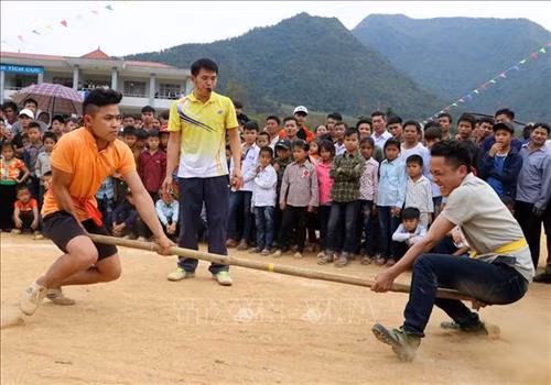 Du khách cùng người dân địa phương tham gia chơi Trống và Chiêng. Ảnh: Quý Trung – TTXVN Môn thi đẩy gậy tại lễ hội. Ảnh: Quý Trung - TTXVN Phần thi môn kéo co tại lễ hội. Ảnh: Quý Trung - TTXVN Các đội trình bày phần thi ẩm thực với các món ăn dân tộc. Ảnh: Quý Trung – TTXVN Ban tổ chức chấm thi ở nội dung ẩm thực của các xã tham dự tại lễ hội. Ảnh: Quý Trung – TTXVN Các vận động viên tham gia thi trò chơi Tó Má Lẹ, một trong những trò chơi dân gian dành cho nữ. Ảnh: Quý Trung - TTXVN Môn thi đẩy gậy tại lễ hội. Ảnh: Quý Trung - TTXVN Phần thi môn kéo co của các vận động viên của các xã tham dự. Ảnh: Quý Trung - TTXVN