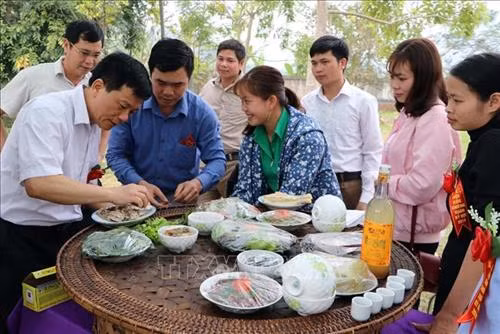 Du khách cùng người dân địa phương tham gia chơi Trống và Chiêng. Ảnh: Quý Trung – TTXVN Môn thi đẩy gậy tại lễ hội. Ảnh: Quý Trung - TTXVN Phần thi môn kéo co tại lễ hội. Ảnh: Quý Trung - TTXVN Các đội trình bày phần thi ẩm thực với các món ăn dân tộc. Ảnh: Quý Trung – TTXVN Ban tổ chức chấm thi ở nội dung ẩm thực của các xã tham dự tại lễ hội. Ảnh: Quý Trung – TTXVN Các vận động viên tham gia thi trò chơi Tó Má Lẹ, một trong những trò chơi dân gian dành cho nữ. Ảnh: Quý Trung - TTXVN Môn thi đẩy gậy tại lễ hội. Ảnh: Quý Trung - TTXVN Phần thi môn kéo co của các vận động viên của các xã tham dự. Ảnh: Quý Trung - TTXVN