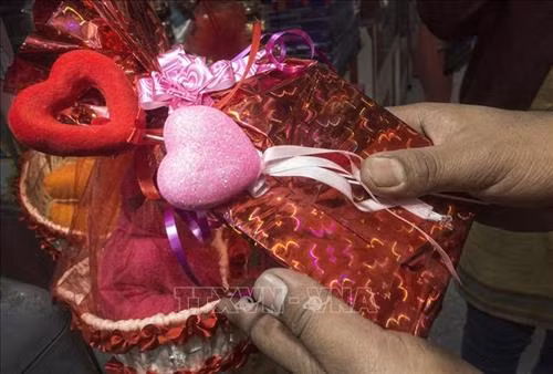 Quà tặng cho ngày Lễ Tình yêu 14/2 được bày bán tại Kolkata, Ấn Độ. Ảnh: THX/ TTXVN
