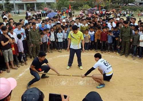 Du khách cùng người dân địa phương tham gia chơi Trống và Chiêng. Ảnh: Quý Trung – TTXVN Môn thi đẩy gậy tại lễ hội. Ảnh: Quý Trung - TTXVN Phần thi môn kéo co tại lễ hội. Ảnh: Quý Trung - TTXVN Các đội trình bày phần thi ẩm thực với các món ăn dân tộc. Ảnh: Quý Trung – TTXVN Ban tổ chức chấm thi ở nội dung ẩm thực của các xã tham dự tại lễ hội. Ảnh: Quý Trung – TTXVN Các vận động viên tham gia thi trò chơi Tó Má Lẹ, một trong những trò chơi dân gian dành cho nữ. Ảnh: Quý Trung - TTXVN Môn thi đẩy gậy tại lễ hội. Ảnh: Quý Trung - TTXVN Phần thi môn kéo co của các vận động viên của các xã tham dự. Ảnh: Quý Trung - TTXVN