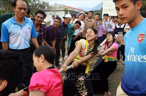 Du khách cùng người dân địa phương tham gia chơi Trống và Chiêng. Ảnh: Quý Trung – TTXVN Môn thi đẩy gậy tại lễ hội. Ảnh: Quý Trung - TTXVN Phần thi môn kéo co tại lễ hội. Ảnh: Quý Trung - TTXVN Các đội trình bày phần thi ẩm thực với các món ăn dân tộc. Ảnh: Quý Trung – TTXVN Ban tổ chức chấm thi ở nội dung ẩm thực của các xã tham dự tại lễ hội. Ảnh: Quý Trung – TTXVN Các vận động viên tham gia thi trò chơi Tó Má Lẹ, một trong những trò chơi dân gian dành cho nữ. Ảnh: Quý Trung - TTXVN Môn thi đẩy gậy tại lễ hội. Ảnh: Quý Trung - TTXVN Phần thi môn kéo co của các vận động viên của các xã tham dự. Ảnh: Quý Trung - TTXVN