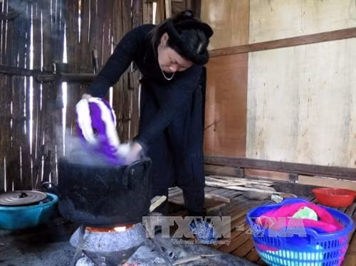 Công đoạn luộc sợi.