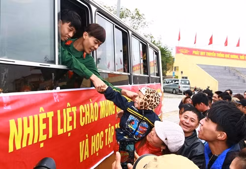 Các tân binh chia tay người thân tại Lễ giao nhận quân. Ảnh: Doãn Tấn - TTXVN